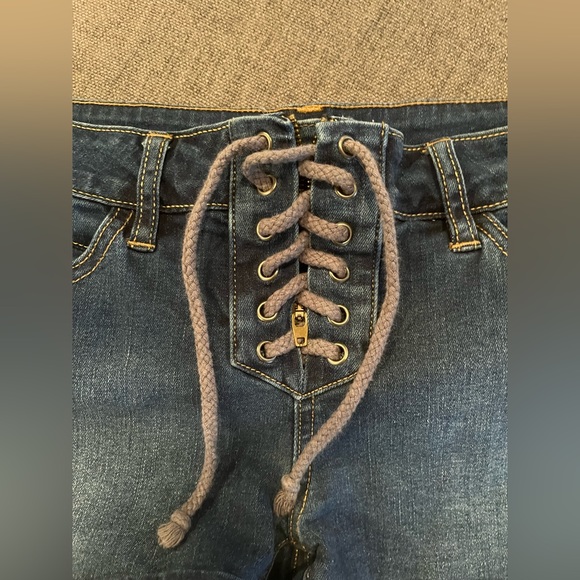 GUESS size 27 Shorts w/ Tie Front LIKE NEW - Picture 3 of 6